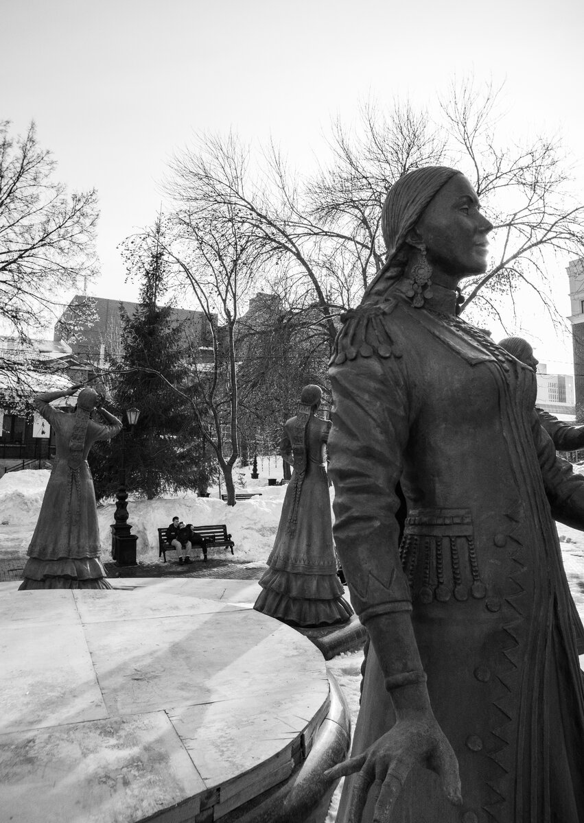 Фонтан «Семь девушек» и влюблённая пара, 24 марта 2022