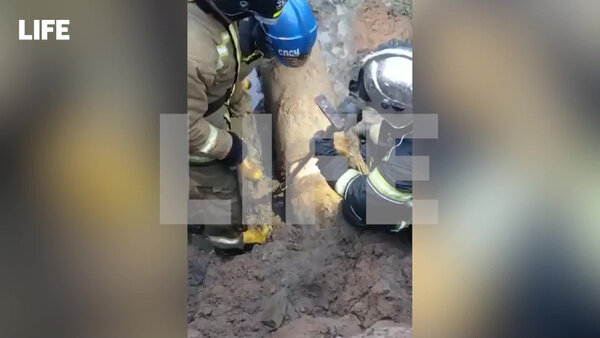 В Петербурге, в районе Пулково, мужчину извлекли из трубы канализации. Видео © LIFE