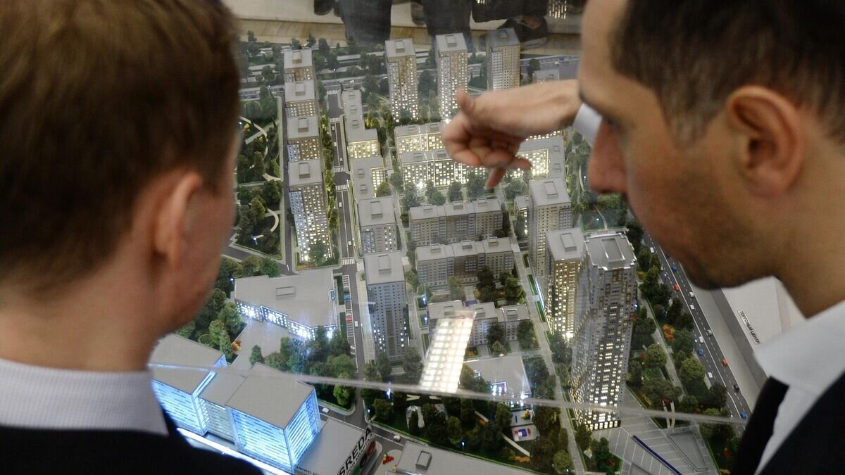    Посетители на открытии Пятой Московской Биеннале Архитектуры в Центральном доме художника в Москве© РИА Новости / Алексей Филиппов