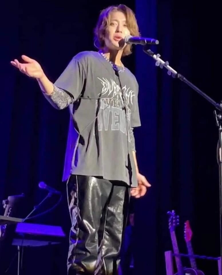 Кстати , я не сразу обратила внимание на интересный крой футболки для выступления в Нью-Йорке 