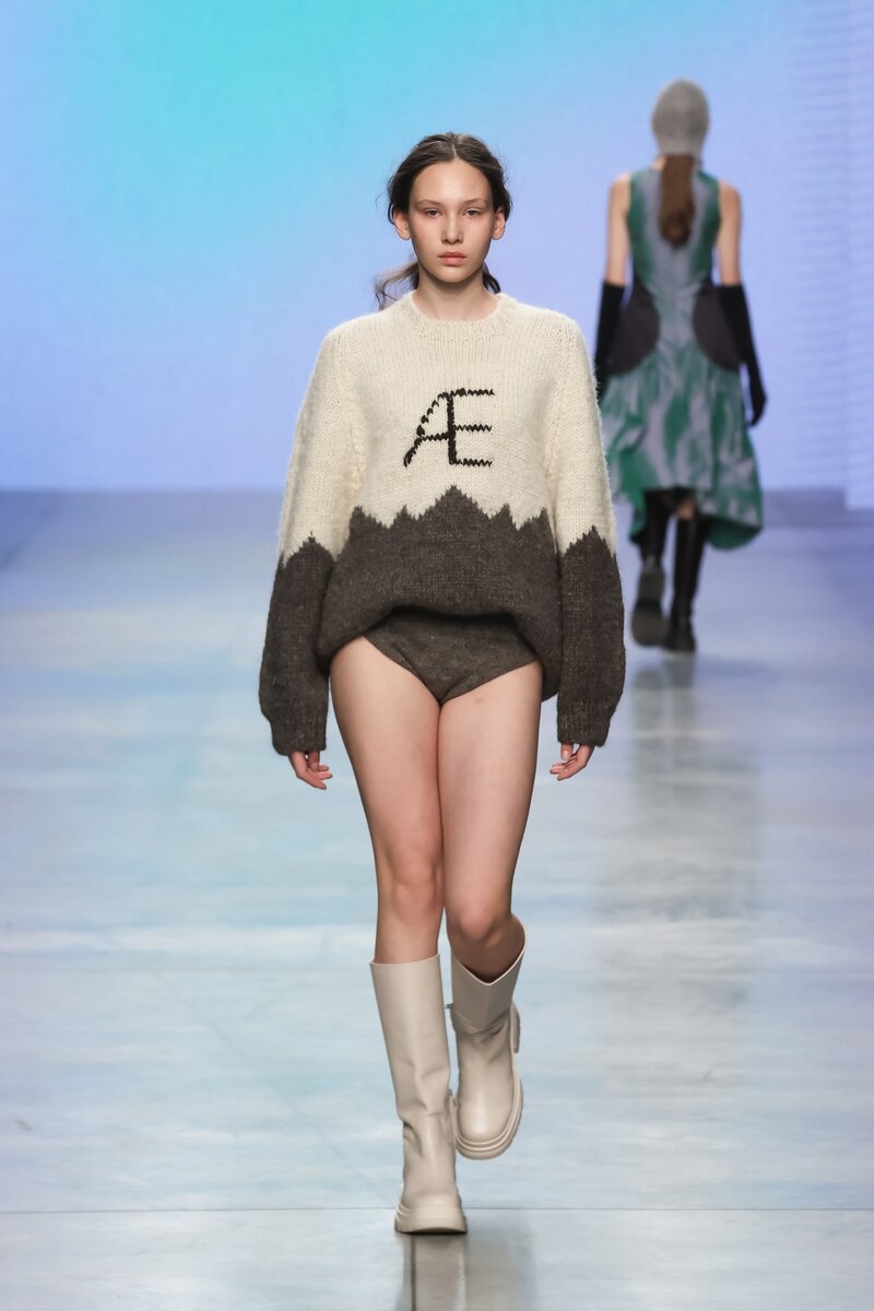 джемпер с вышивкой