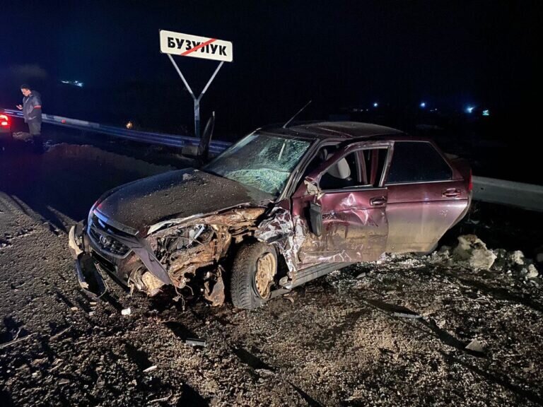    В лобовом столкновении двух автомобилей под Бузулуком пострадали оба водителя и пассажир Андрей Севостьянов