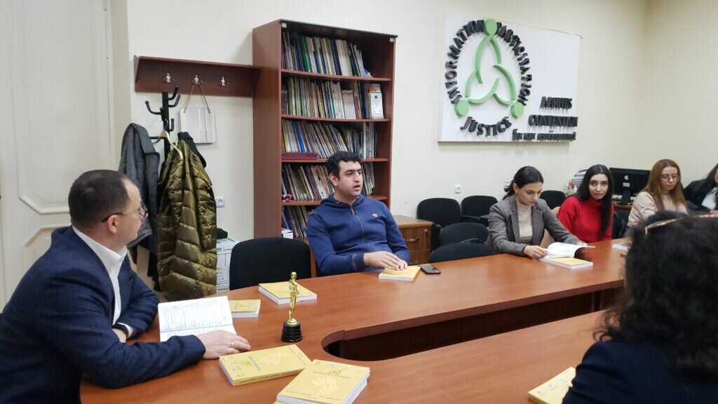 В ЕрГУ состоялась презентация-обсуждение очередного номера журнала «Научный Арцах». Фоторяд