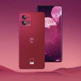    Так выглядит Edge 30 Fusion в цвете Viva Magenta. Фото: Motorola