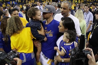 Карри с семьей 