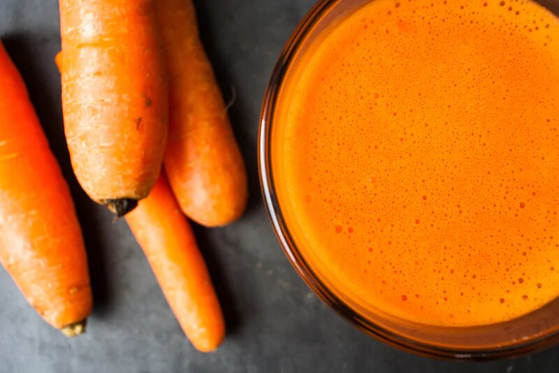 В детстве вы наверняка слышали, что морковь полезна для глаз. Также многие знают, что бета-каротин лучше усваивается в сочетании с полезными жирами. Давайте узнаем, правда это или миф.