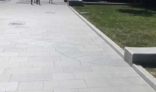 Плиточные "разводы" на Ильинке ( из открытых источников)