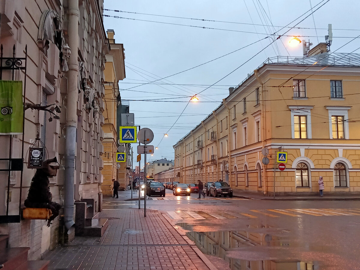 Улица Якубовича и пересекающий ее Почтамтский переулок. Фото автора 