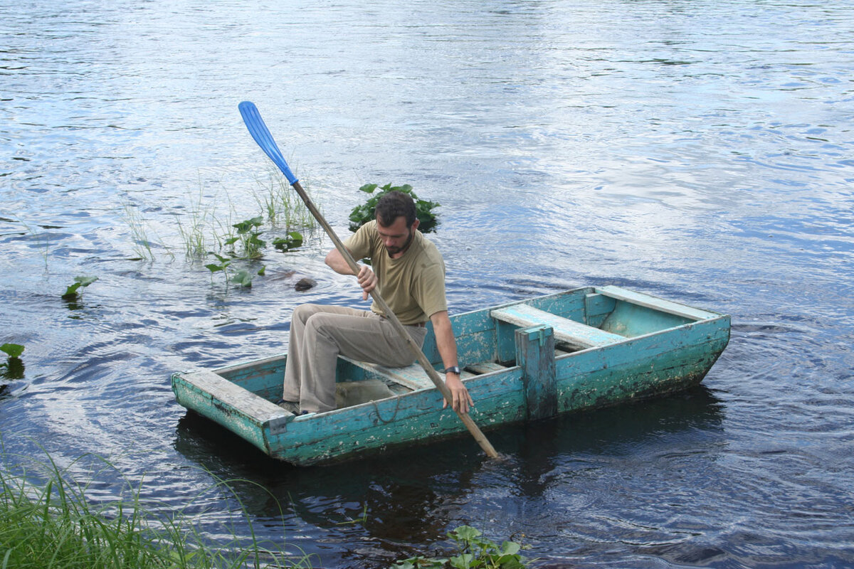 Попасть туда можно только на лодке