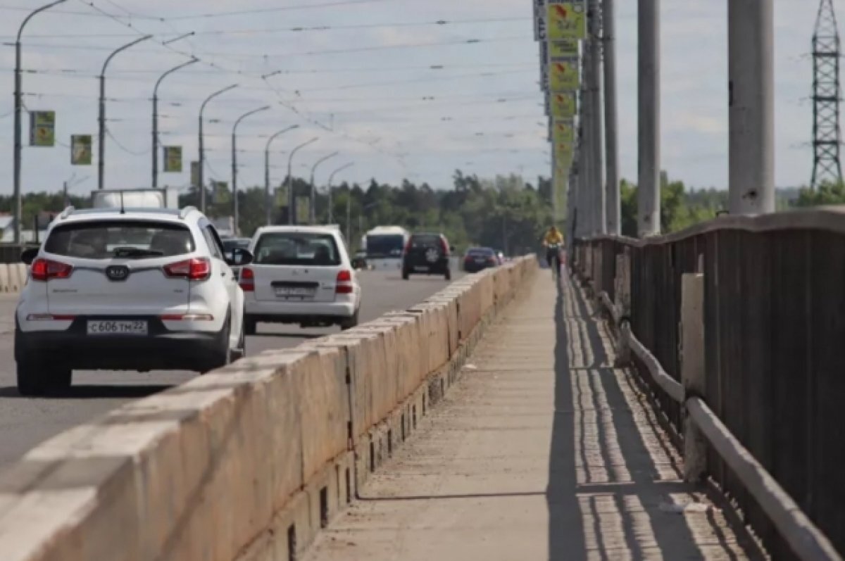    Коммунальный мост в Бийске не успели отремонтировать к 1 сентября