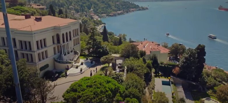 Конечно, нас радуют роскошными видами города. Кадр из сериала "Зимородок"