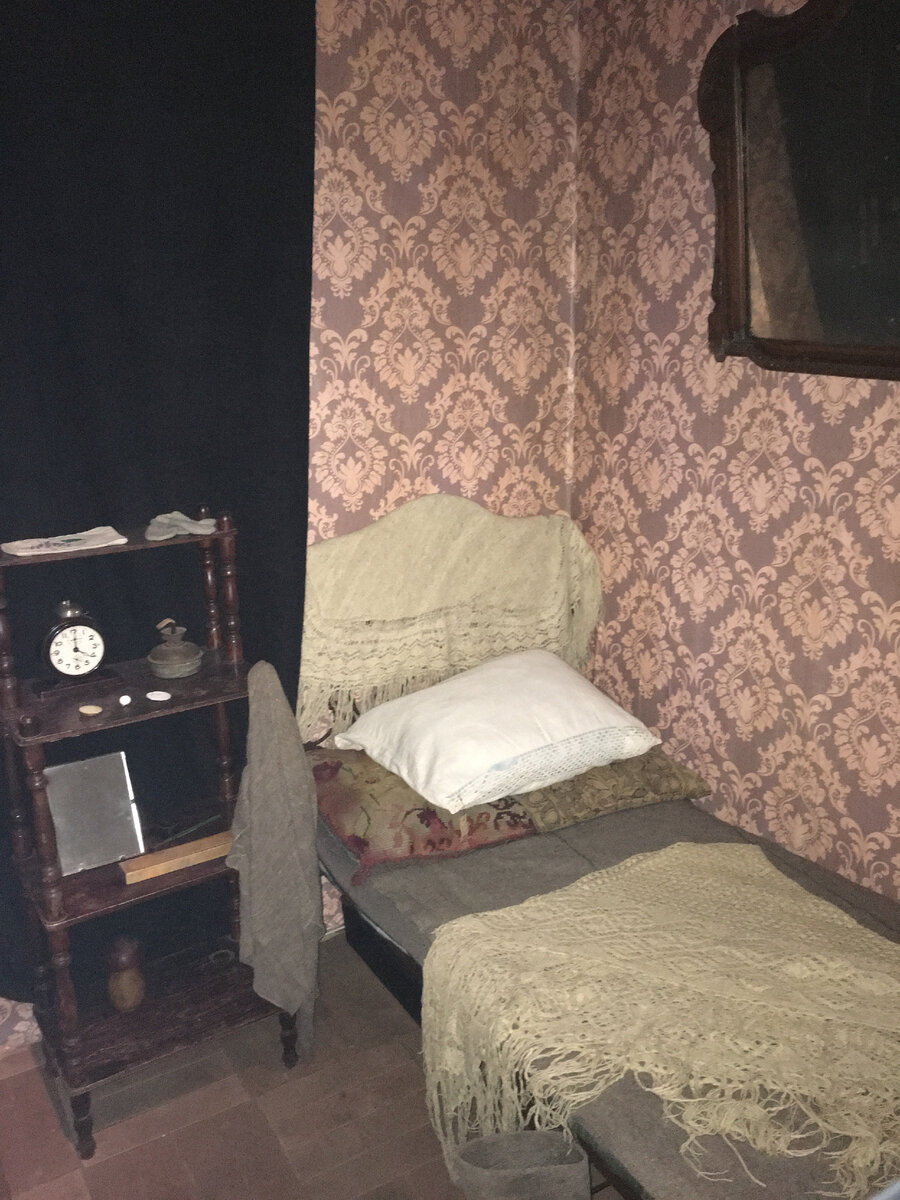 Комната жителя блокадного Ленинграда с затемнённым окном (слева). Фрагмент экспозиции Музея обороны и блокады Ленинграда (все представленные снимки)