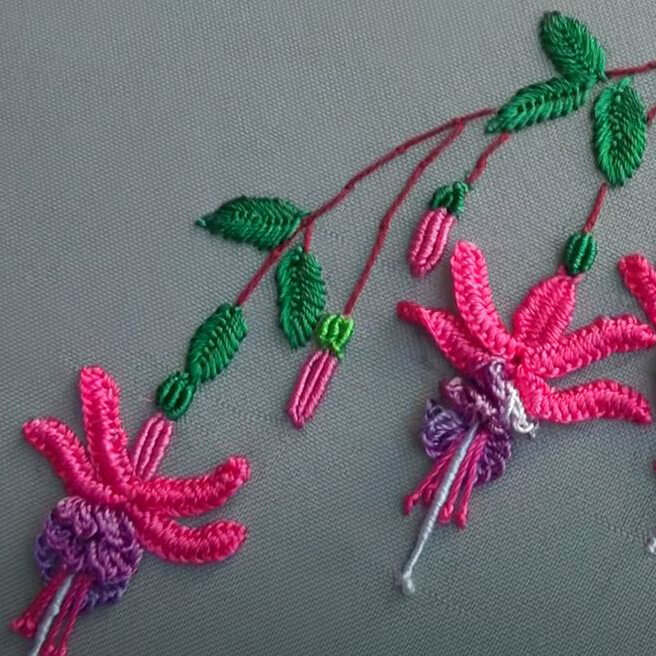    Фуксия декоративными швами   
Источник: Скриншот из видео