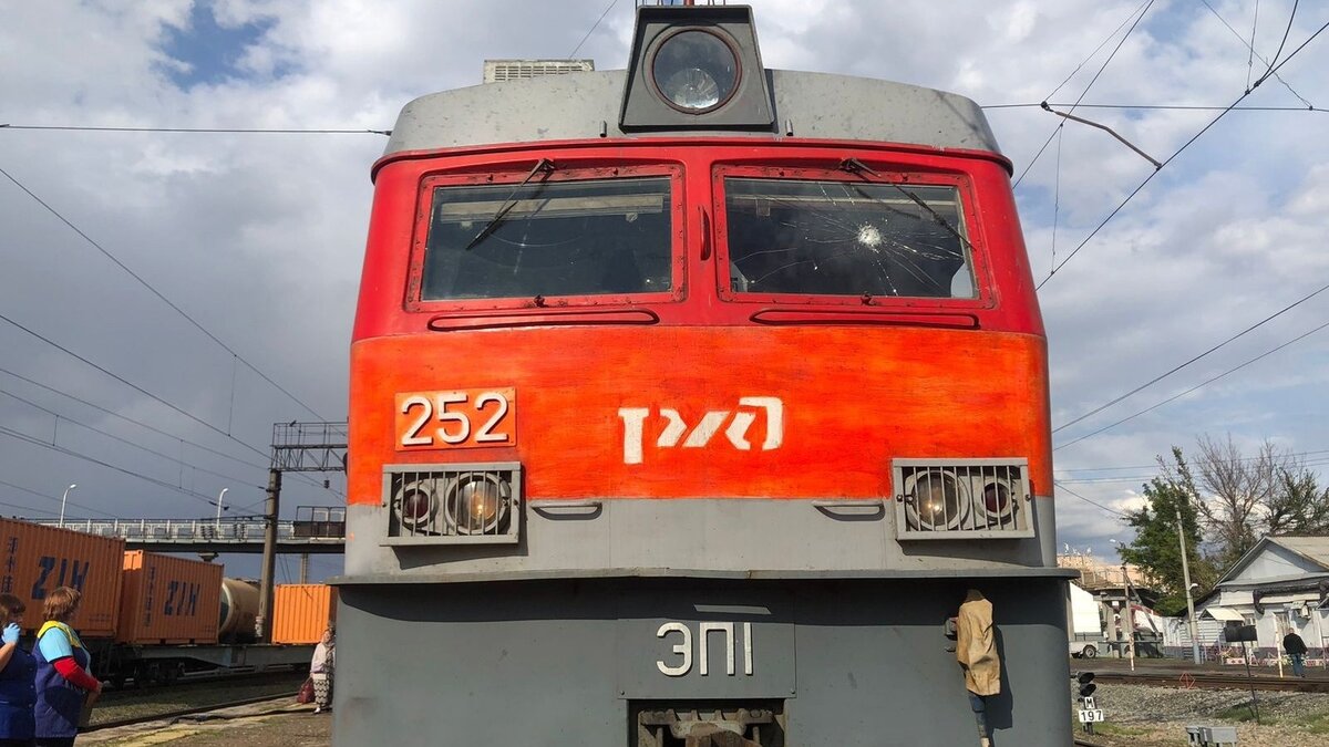 Стекла на локомотивы. Новая электричка оренбург орск. Новокузнецк адлер. Поезд новокузнецк адлер. Эп2к-056.