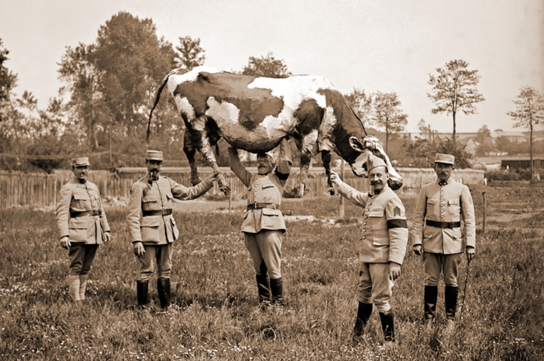 Французские солдаты с коровой из папье-маше, используемой в качестве укрытия для снайперов и наблюдателей