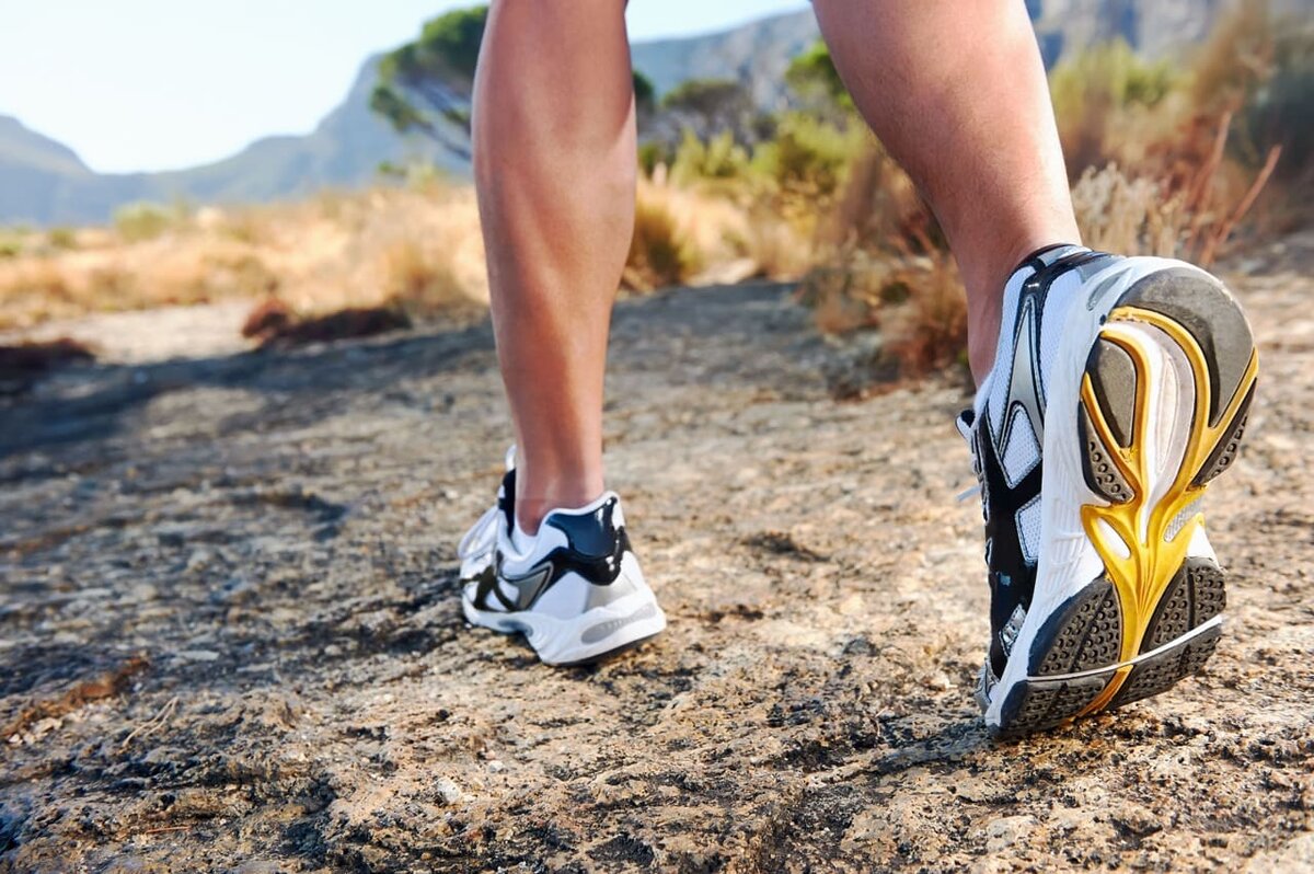 Кроссовки правильной формы. Кроссовок для бега. Беговые кроссовки на ногах. Правильные кроссовки для бега. Дорожка для бега.