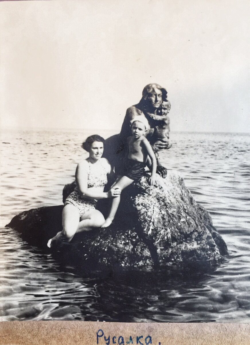 Игорь Дудинский с мамой в Мисхоре. Лето 1953 г. Фото из семейного альбома. 