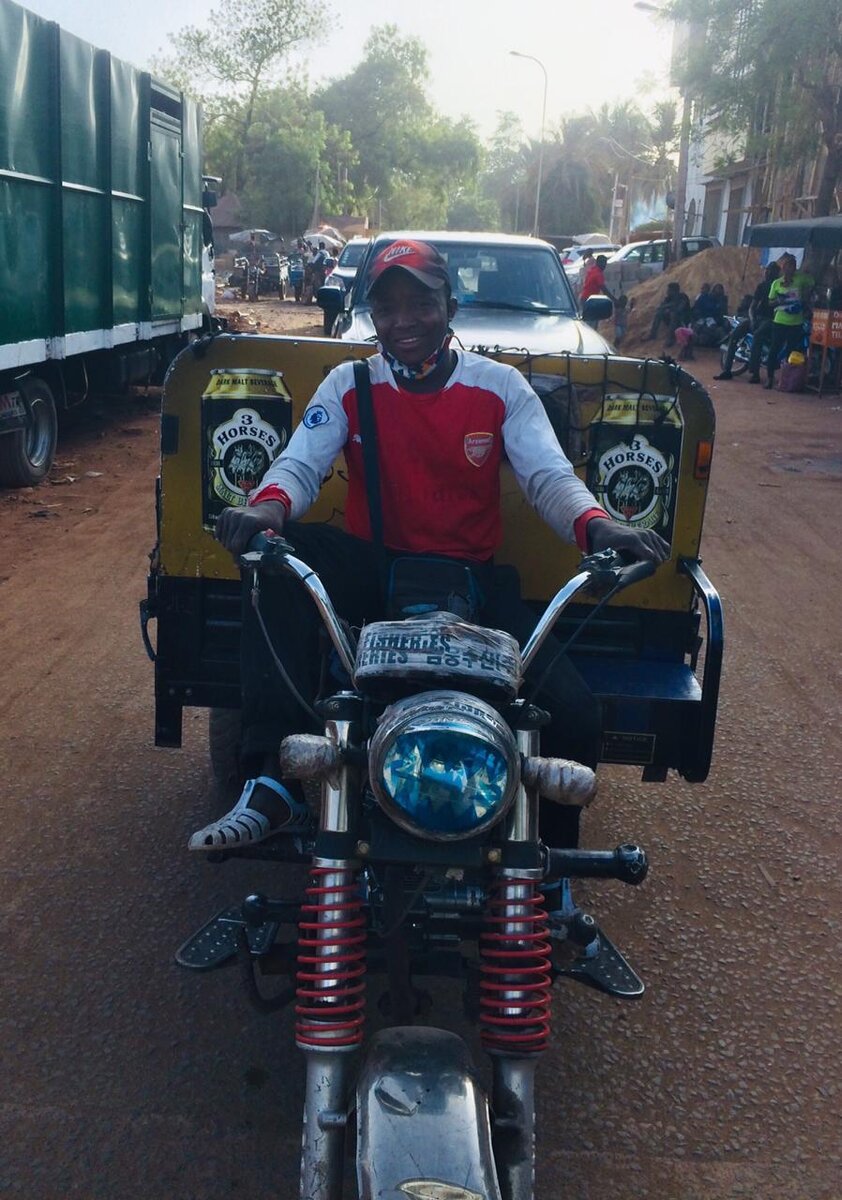 Модный парень на мотороллере. Мали. Фото из личного архива.