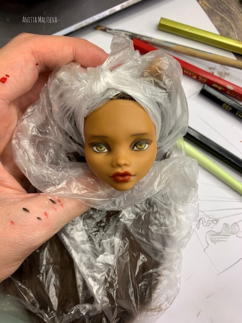В процессе перерисовки личика куклы. Листай, чтобы увидеть больше фото