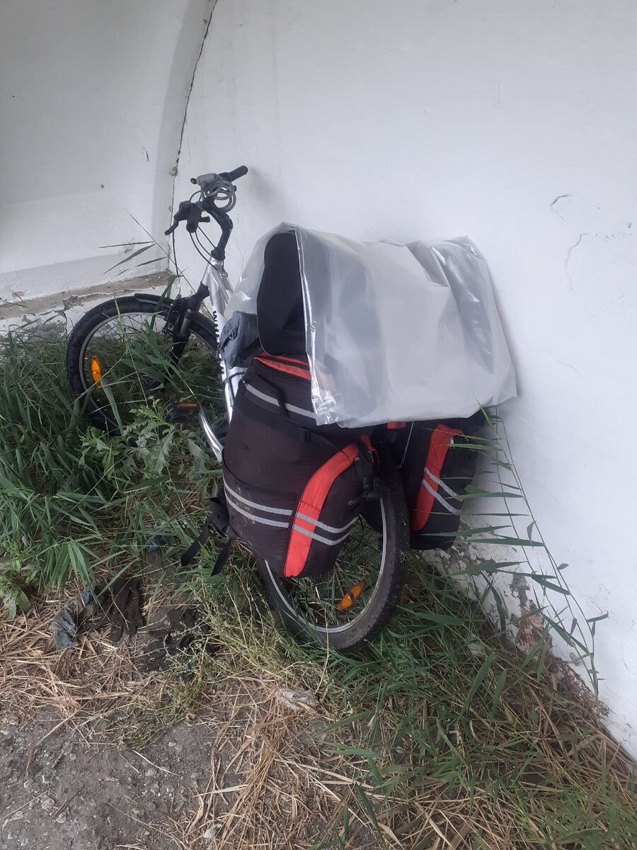 Вот так ехал с пленкой под дождем Тюкалинск - Называевск. Но все равно половина вещей промокло.