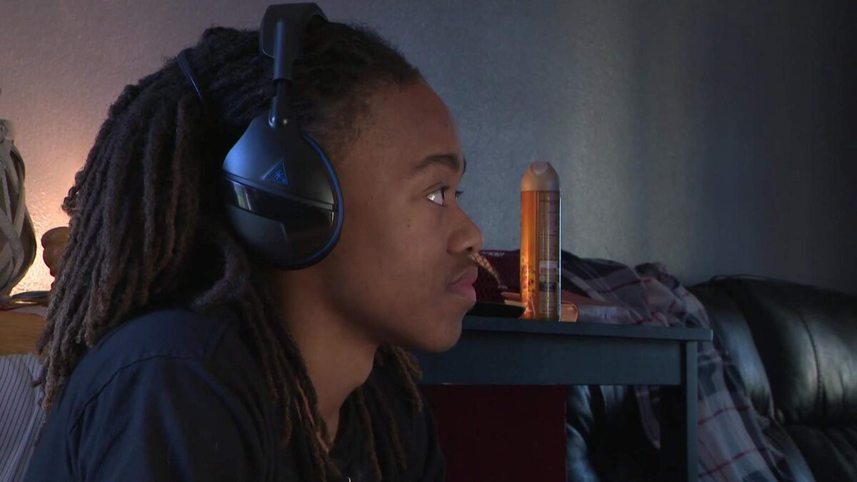 Click2HoustonDeAndre Arnold не смог посетить выпускной из-за своих волос