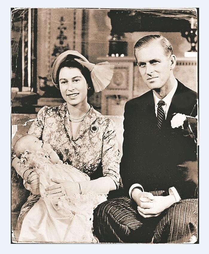 Свои чувства они пронесли через годы и расстояния (на фото справа Елизавета с маленьким принцем Чарльзом). Фото: globallookpress