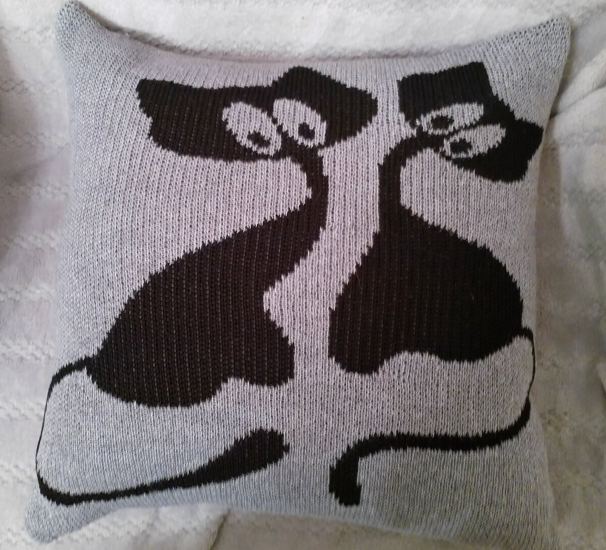 Вязанная наволочка с рисунком 