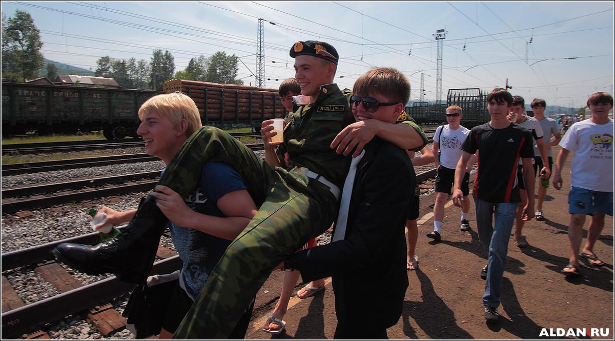 Уезжают в родные края дембеля слушать. Встреча дембеля на вокзале. Дембеля на вокзале. Дембеля в поезде. Встреча дембеля домой.