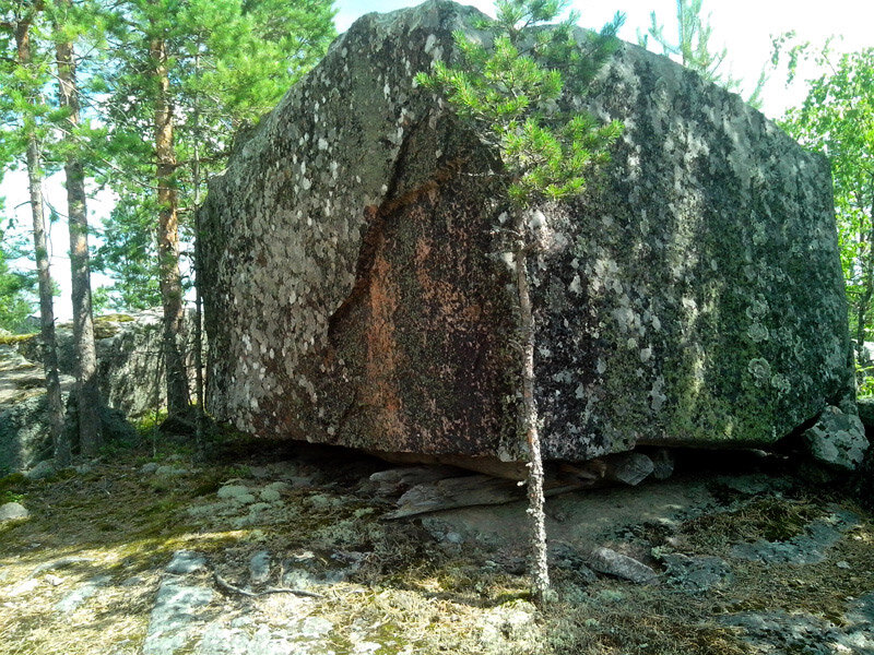 Ладожские Каменоломни кузнечное. Петровские Каменоломни Ладога. Гранитная глыба. Каменная глыба.