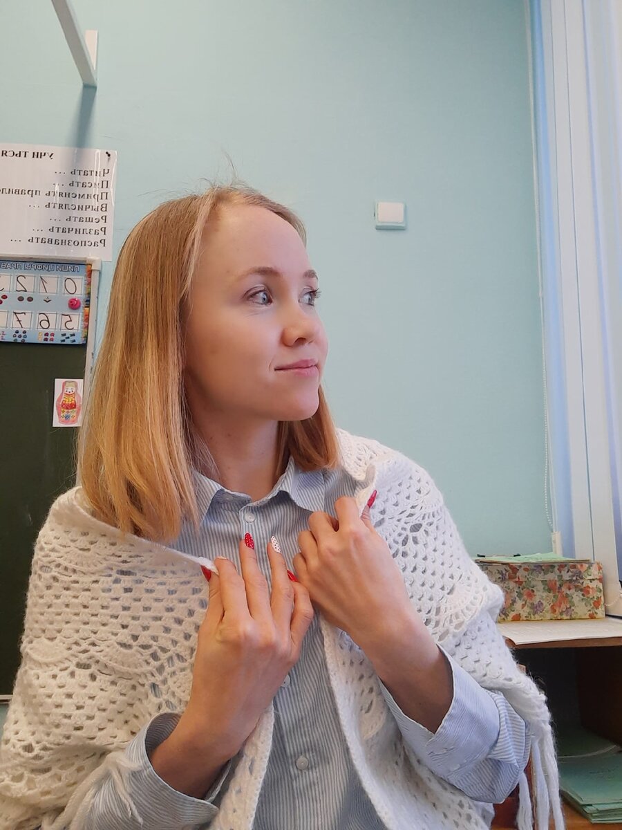 Красный лак под цвет красных глаз. Всё  гармонично.