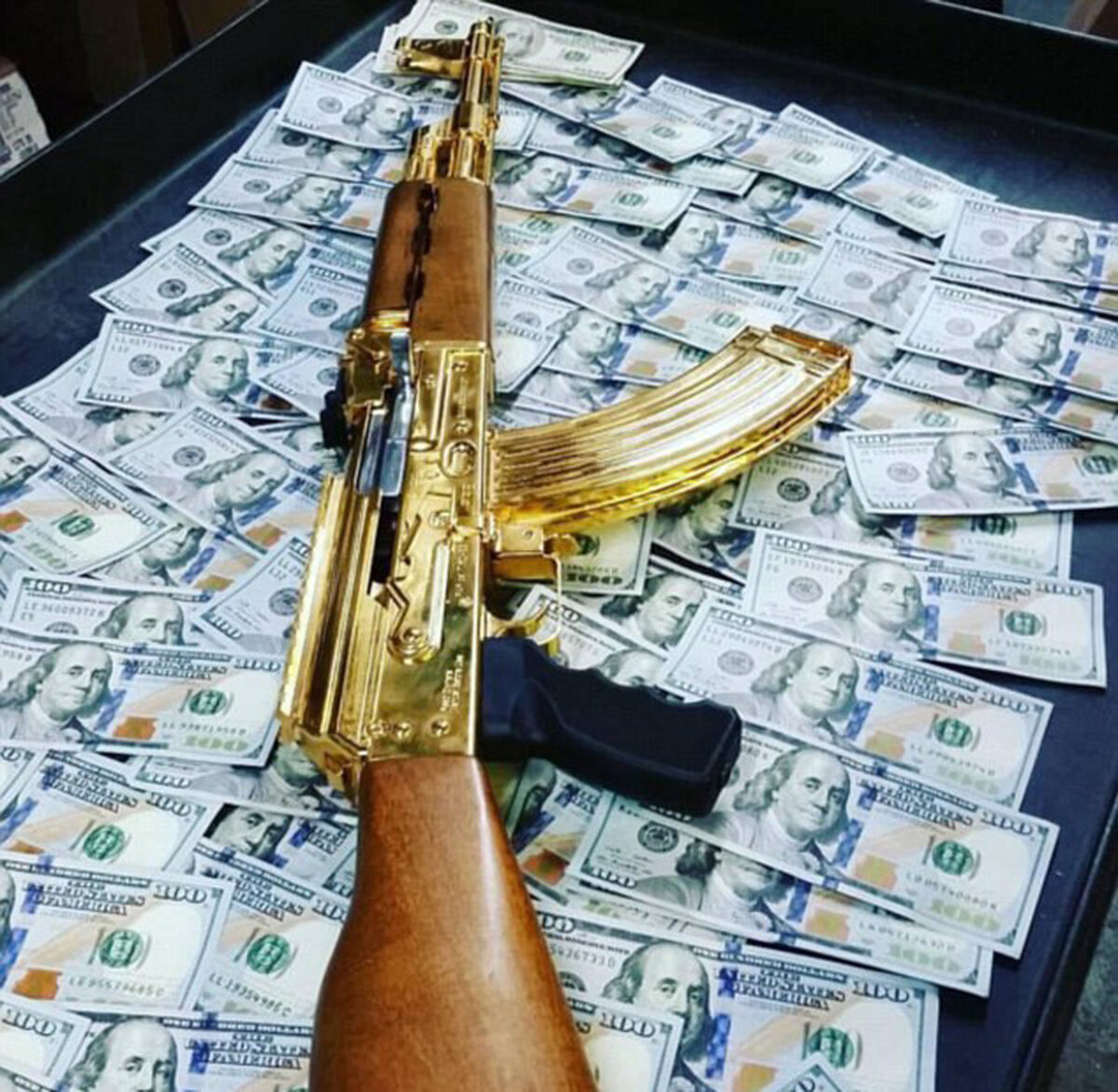 пистолет деньги на столе