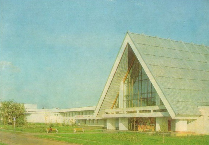 Ресторан "Суздаль" в ГТК с великолепным решением объемного пространства, галереей, украшенной фантастическими медными самоварами, и видом на панораму монастыря через огромные витражи.