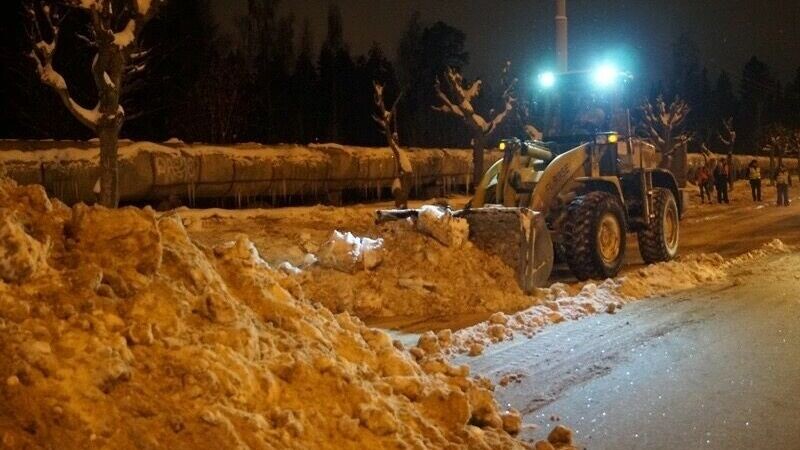     Власти Ижевска вновь рассказали об уборке снега, которая проходит в городе ежедневно.