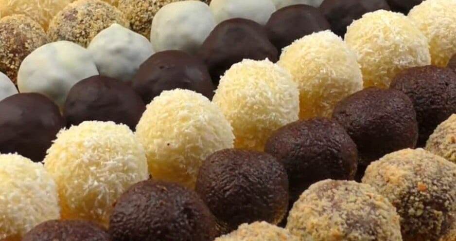 Путешествуя в Санкт-Петербург, хочется окунуться с головой в познавательный туристический воздух: хочется ходить по музеям и выставкам, посещать интересные места, открывать для себя, что-то новое. К вашему вниманию предлагаем совершить экскурсию на кондитерскую фабрику им. Самойловой.
Для всех сладкоежек.
Побывать в стенах шоколадной фабрики мечтает каждый ребенок, и эта мечта может стать реальностью. Всех сладкоежек ждет увлекательное путешествие по кондитерской: вы посетите бисквитно-вафельное и конфетно-мармеладное производства, узнаете, как изготавливают печенье, зефир, вафли, шоколадные и мармеладные конфеты.
История этой фабрики началась ещё в 1862 году, когда Борман Г.Н. решил открыть лавку кондитерских изделий, в которой в дальнейшем был установлен специальный аппарат для ручной выделки шоколада. Лавка была названа «Жорж Борман». 
Интересный факт: сладости в те времена, также, как и сейчас, пользовались большой популярностью, и к концу 19 века «кондитерская лавка» начала выпускать практически 4 тонны шоколадных изделий в день. 
Торопитесь совершить экскурсию по адресу: Английский проспект дом 18.
Больше интересного вам расскажет наша команда, апартаментов Толстой Сквер.
Бронируйте апартаменты по самым выгодным ценам на наших официальных площадках и будьте в курсе всех последний событий в городе.

#кудасходитьспб #новостиспб #отдых #путешествие #апартаменты#комфортныеномера #экскурсииспб #апартаментыспб #апартаментытолстойсквер #петербург #путешествуйвпетербург #гостеприимство #туризм
