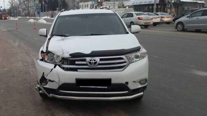     Мужчина переходил дорогу на красный сигнал светофора.