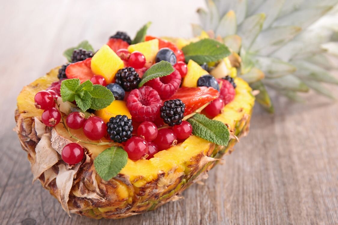 Красивое, для обложки. https://fonwall.ru/wallpaper/pineapple-berries-fruits.html