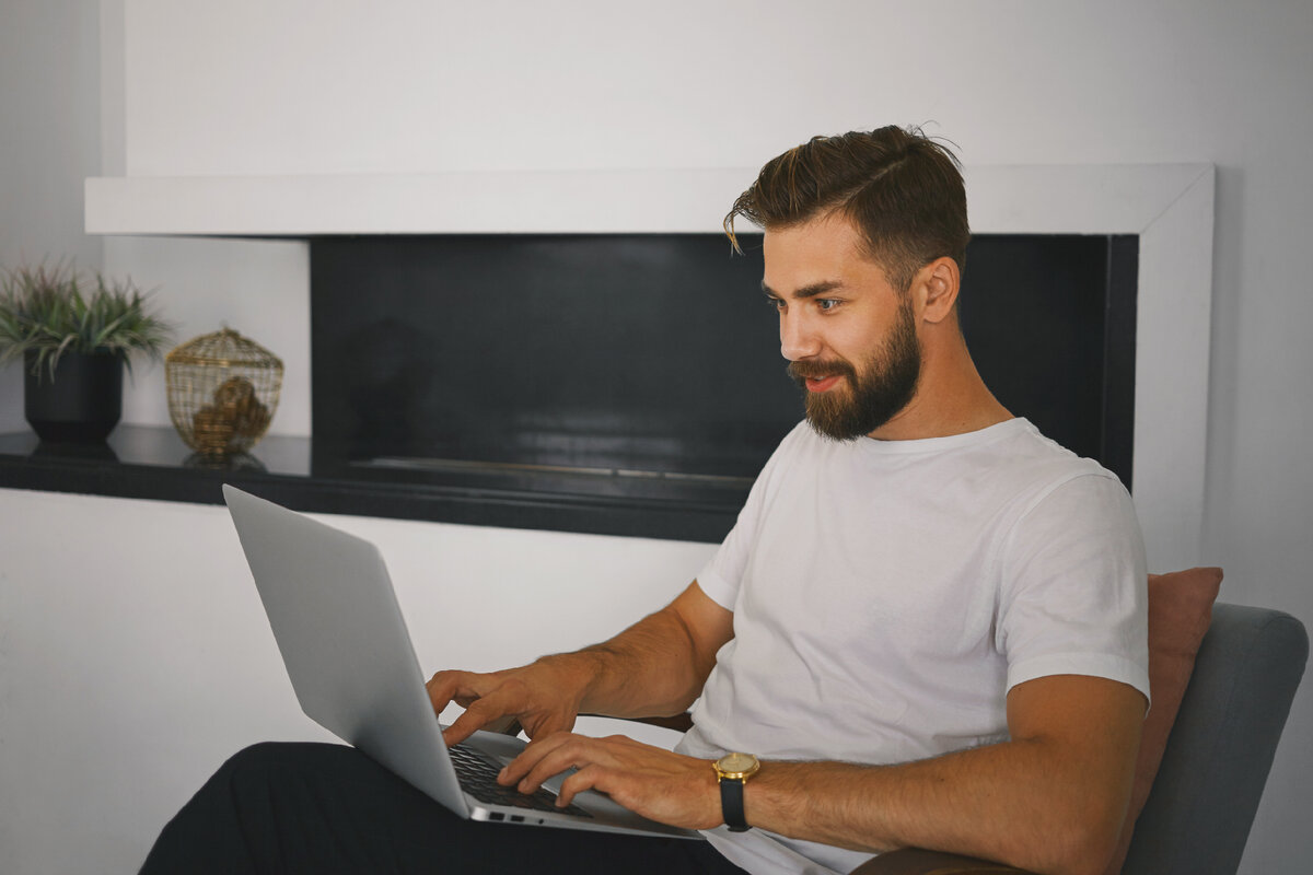 https://ru.freepik.com/free-photo/stylish-bearded-young-male-relaxing-at-home-with-portable-computer-on-his-lap-keyboarding-while-messaging-online-with-interesting-girl-via-dating-website-having-curious-joyful-facial-expression_10898153.htm#query=интернет%20знакомства&position=0&from_view=search&track=sph