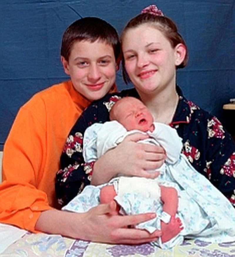 Стала мамой в 13. Альфи Паттен молодой отец. Самый молодой отец в мире. Самые молодые родители в мире.