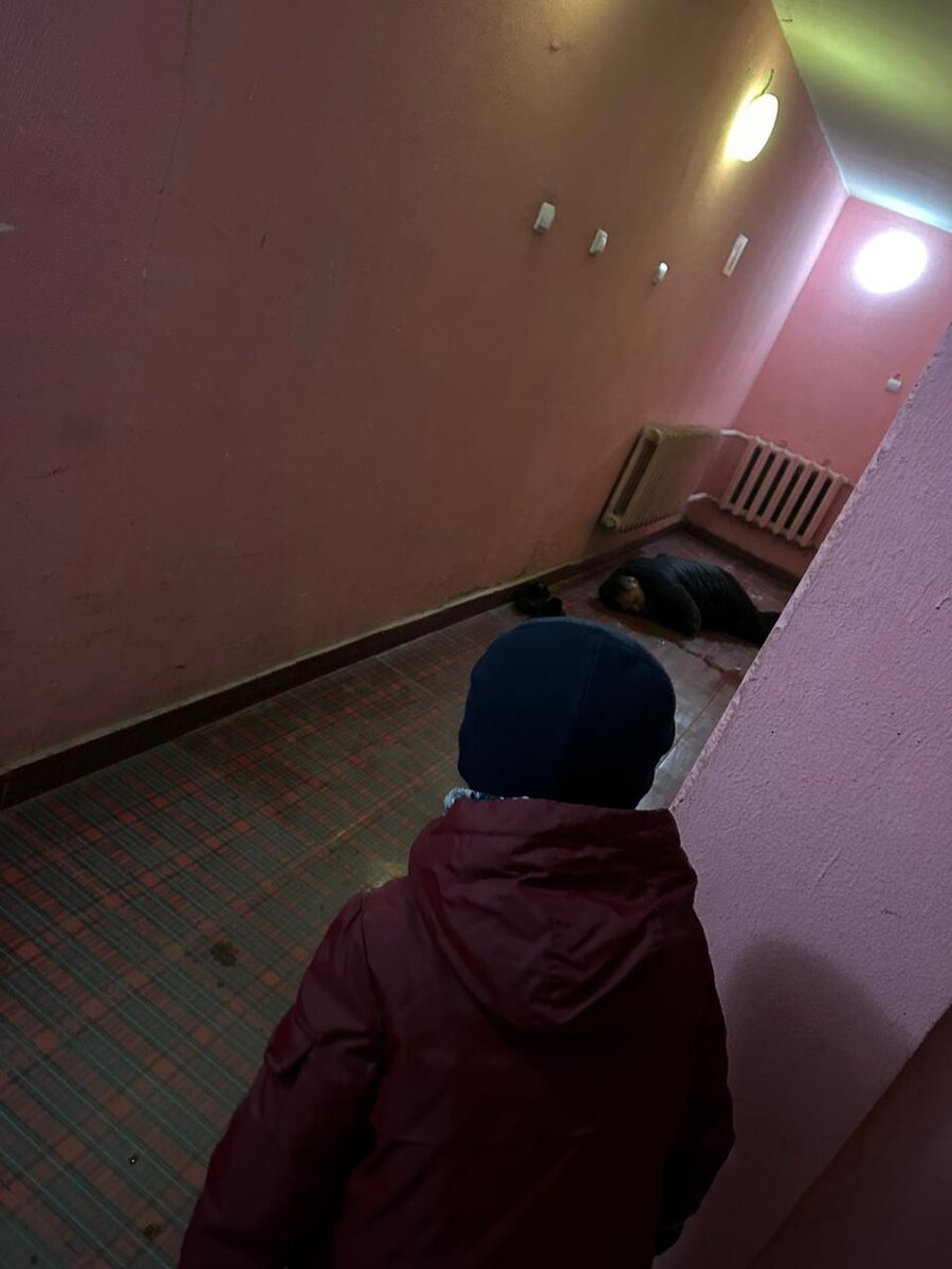   В Брянске пьяный бомж в подъезде многоэтажки напугал детей и возмутил их родителей avchernov