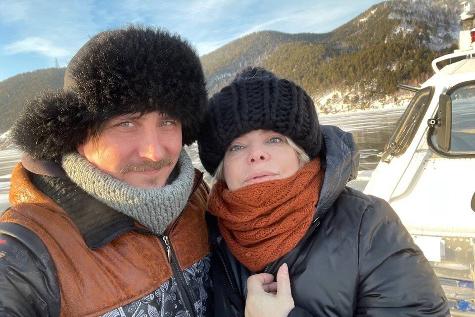     Яна Поплавская с мужем на Байкале. Фото: телеграм-канал актрисы