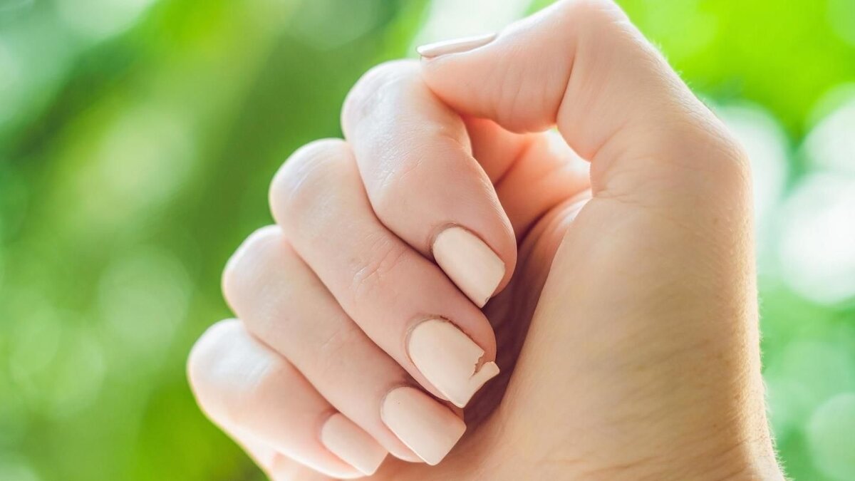 Nails break. Маникюр на зеленом фоне. Ломкие ногти красивые со смыслом