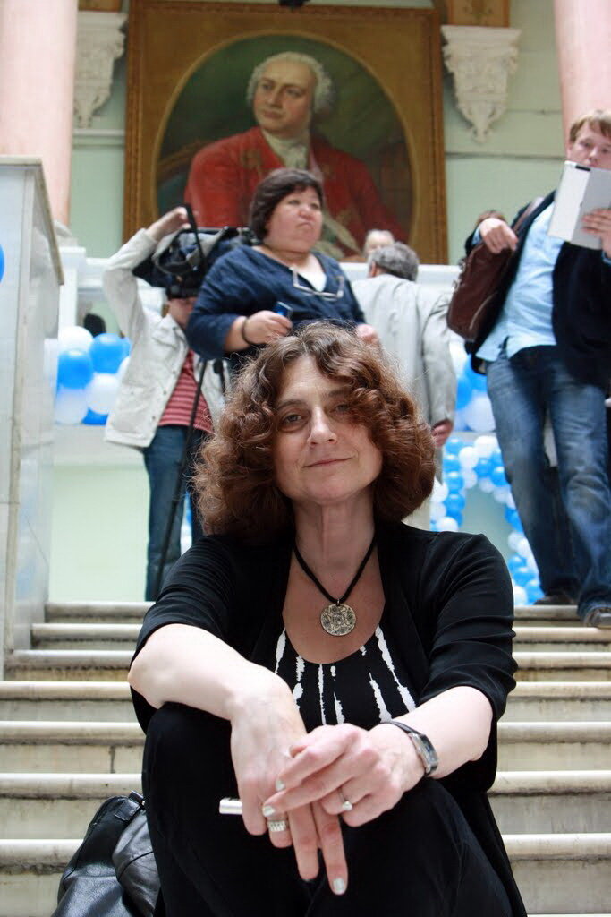 Моя любимая однокашница - Елена ЯКОВИЧ . Документальный фильм «Прогулки с Бродским» был снят в 1993 году в Венеции режиссерами Алексеем Шишовым и Еленой Якович и получил первую в истории премию ТЭФИ. Этот фильм, первый и единственный, где нобелевский лауреат на родном языке обращается с экрана к российским зрителям, смотрела по телевидению вся страна.
Снимал Лену главной лестнице в день 60-летии журфака МГУ...