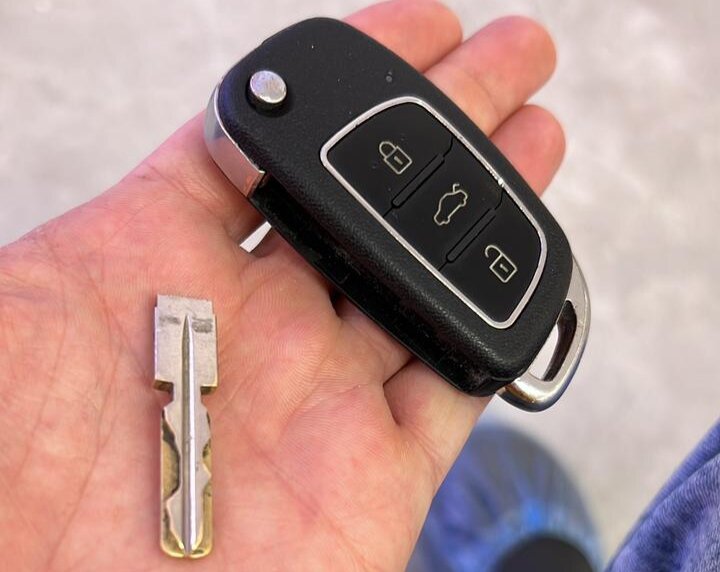 Обломился ключ от BMW. 