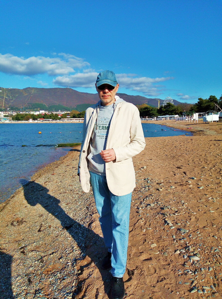 Михаил Лекс, автор рассказа. (Геленджик, городской пляж «Дельфин»)