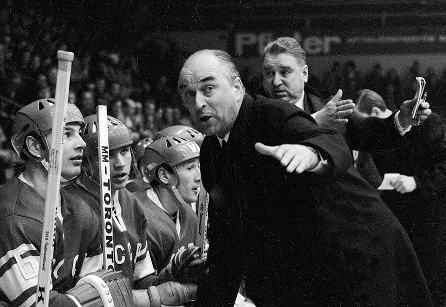 Изображение с яндекс.картинки (Аркадий Чернышев и Анатолий Тарасов руководят игрой)