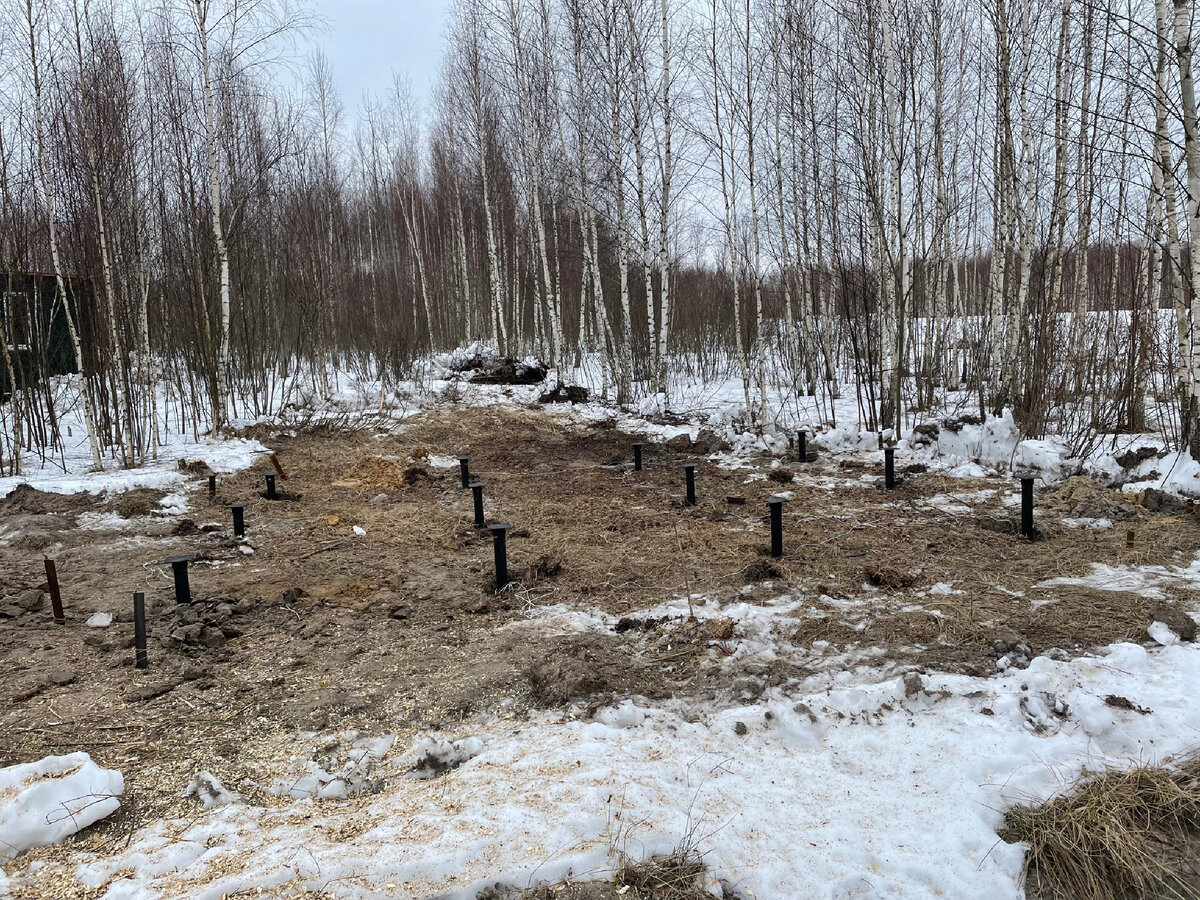 Забивает сваи на стройке