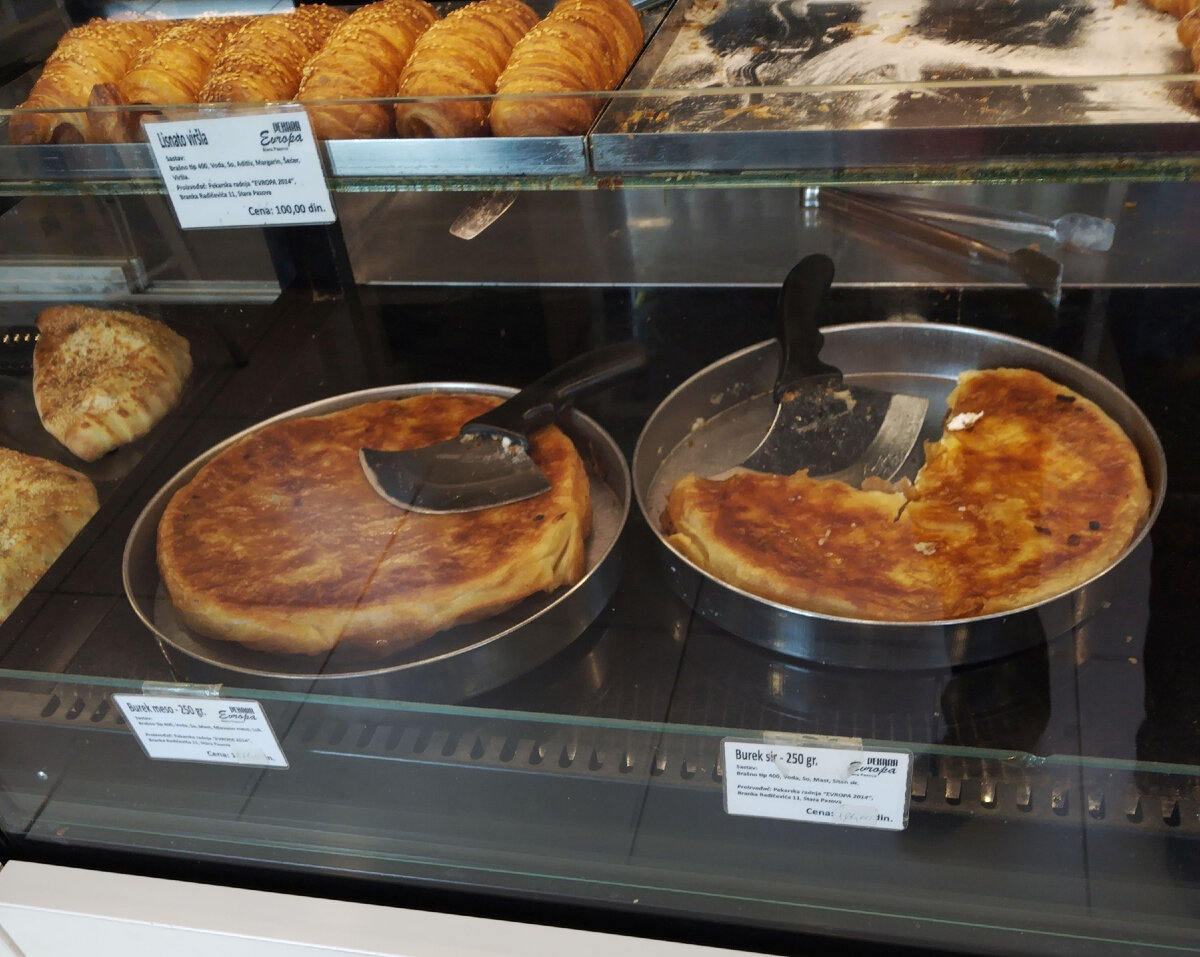 . Четверть сковородки - 170 дин. Буреки с мясом или сыром 