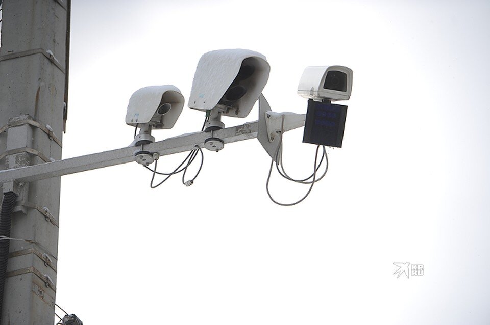     Камер для фиксации нарушений на дорогах Свердловской области хватает Алексей БУЛАТОВ