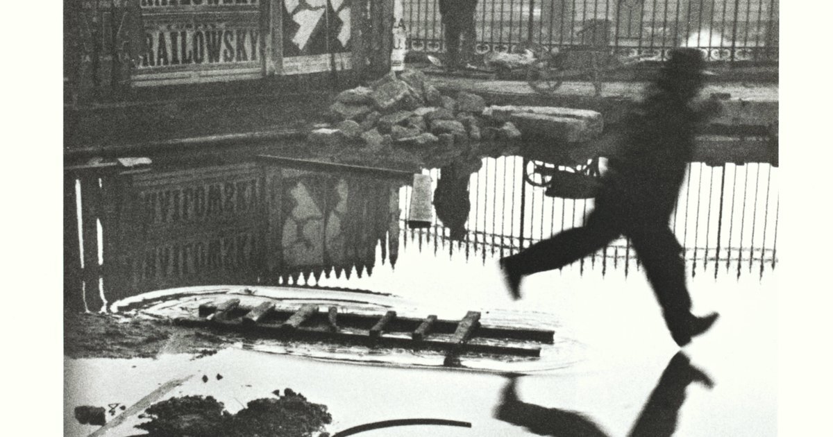 Классическое фото Анри Картье-Брессона "За вокзалом Сен-Лазар", известное каждому