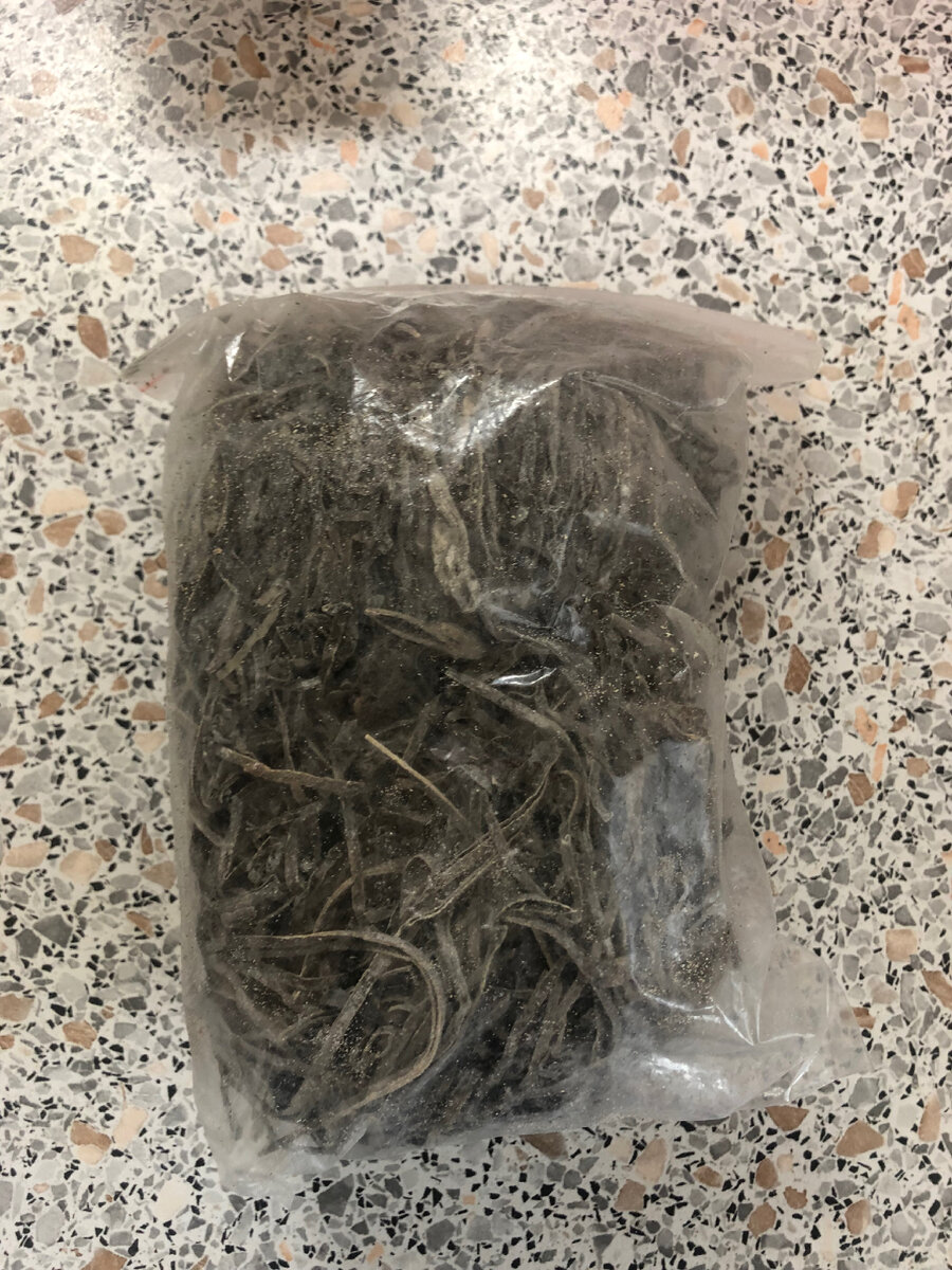 Из 85 гр. пакетика получается трехлитровая кастрюля восстановленой морской капусты. Заливаем кипятком водой и оставляем так на ночь(если забыли оставить на ночь,то просто заливаете холодной водой и ставите вариться на 1 час,но лучше переодически пробовать,некоторая капуста варится всегда 10-15 минут). Готовая капуста должна легко жеваться,но оставалась немного хрустящей. Тщательно промываем капусту от возможного песка .
После чего мы сливаем нашу капусту в дуршлаг и даём стечь воде.